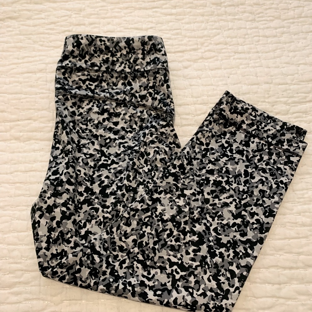 Under Armor Black and White Camo Cropped Workout Leggings; Size Small